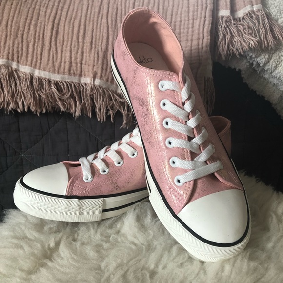 Shoes - NWOT Powder Pink Gold Sparkle Tennis Shoes Sz 9